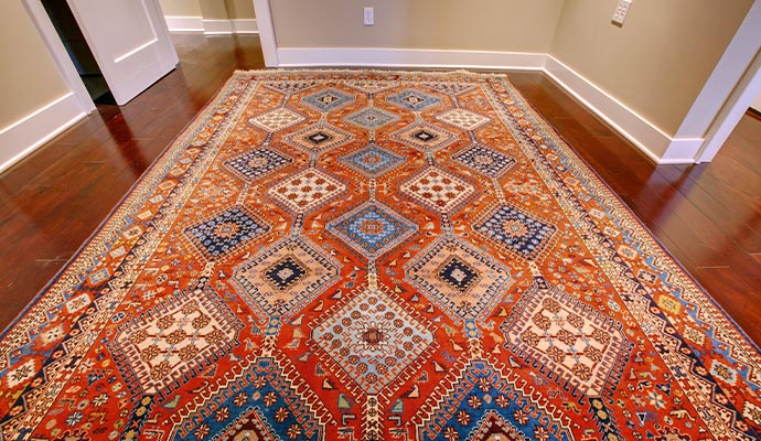 a clean rug on woonden floor